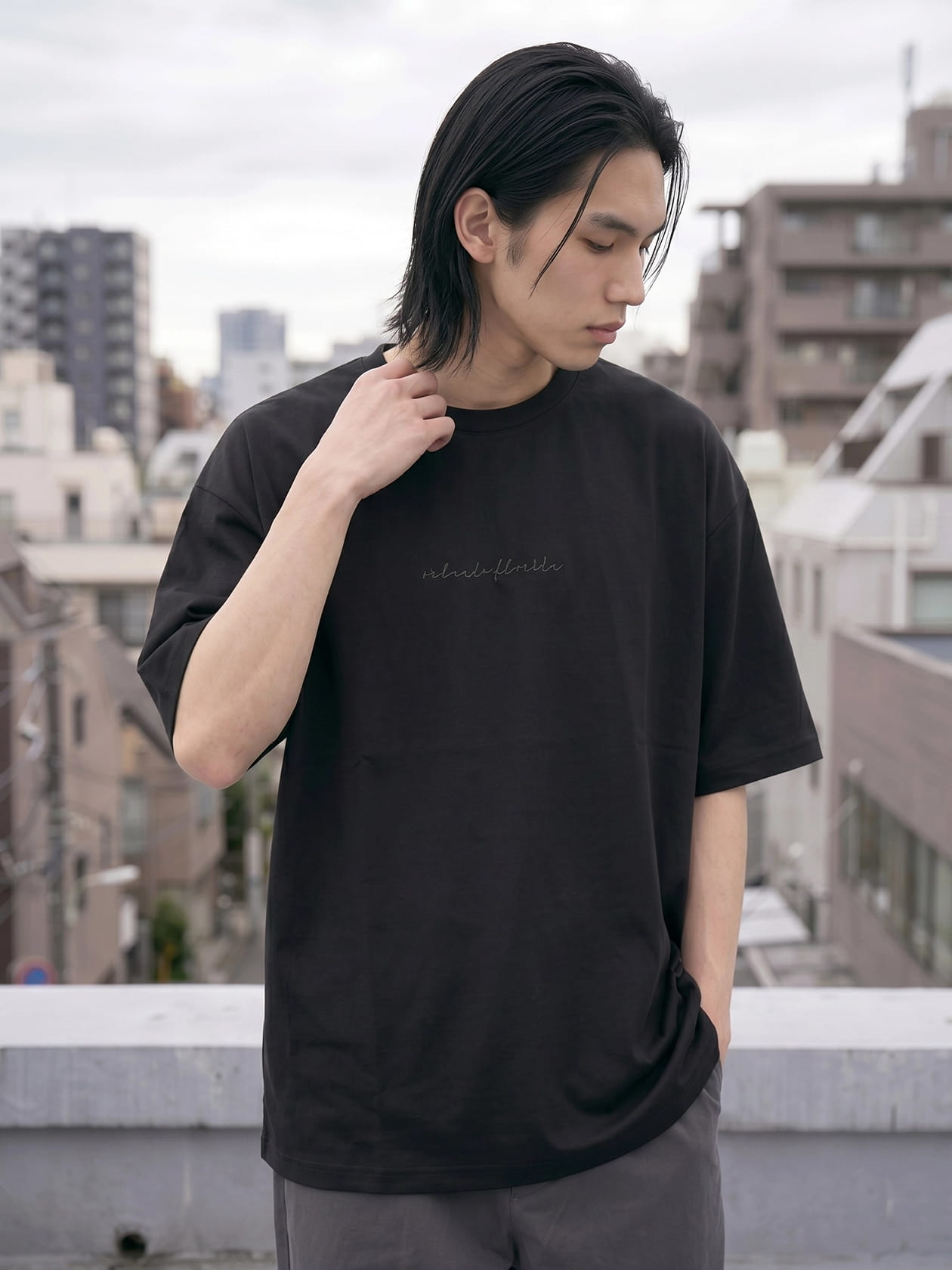 接触冷感 冷感ポンチ 筆記体ロゴ刺繍 半袖Ｔシャツ