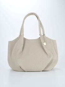 【早割30%OFF対象】【WEB限定】立体プリーツ風キルト ラウンドハンドバッグ（チャーム付き）