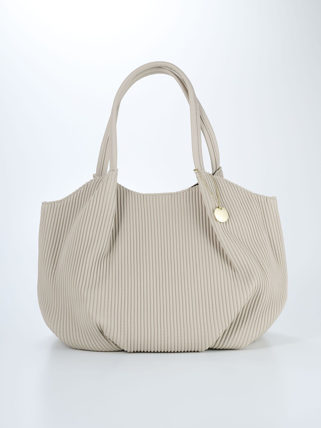 【早割30%OFF対象】【WEB限定】立体プリーツ風キルト ラウンドハンドバッグ(チャーム付き)