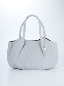 【早割30%OFF対象】【WEB限定】立体プリーツ風キルト ラウンドハンドバッグ（チャーム付き）