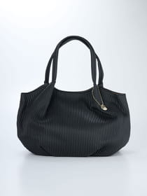 【早割30%OFF対象】【WEB限定】立体プリーツ風キルト ラウンドハンドバッグ（チャーム付き）