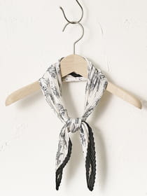 【WEB限定】ワントーンフラワープリーツスカーフ