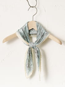 【WEB限定】ワントーンフラワープリーツスカーフ