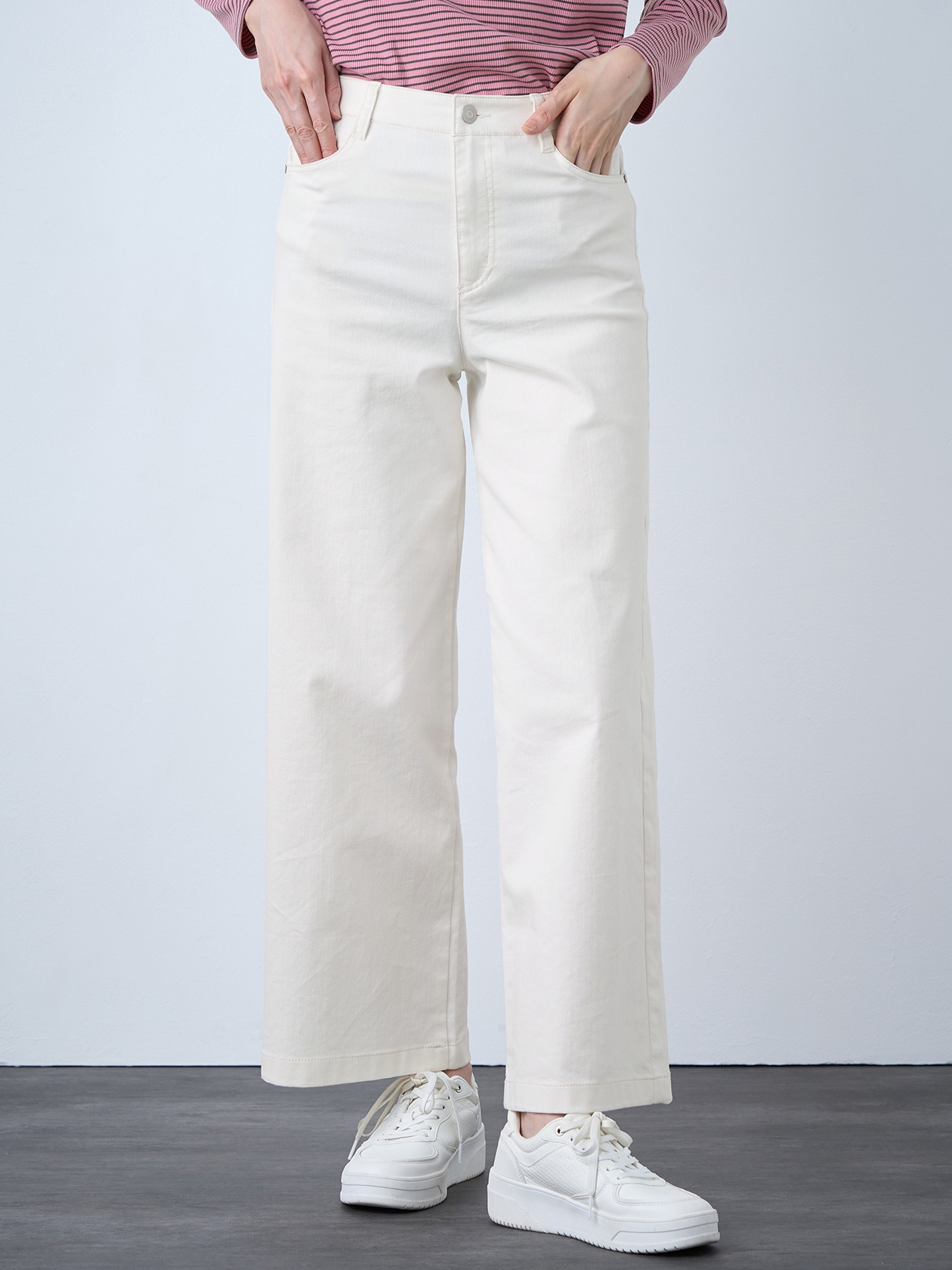 ホワイトデニムパンツ