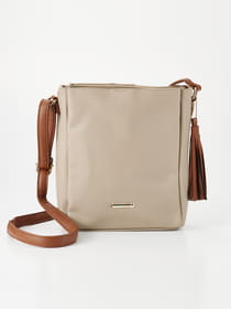 【3層】フリンジチャーム付き 合皮 縦型 ショルダーバッグ