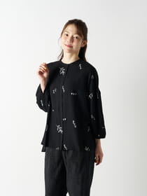 【Linelino】ギャザー手書き風刺繡ブラウス