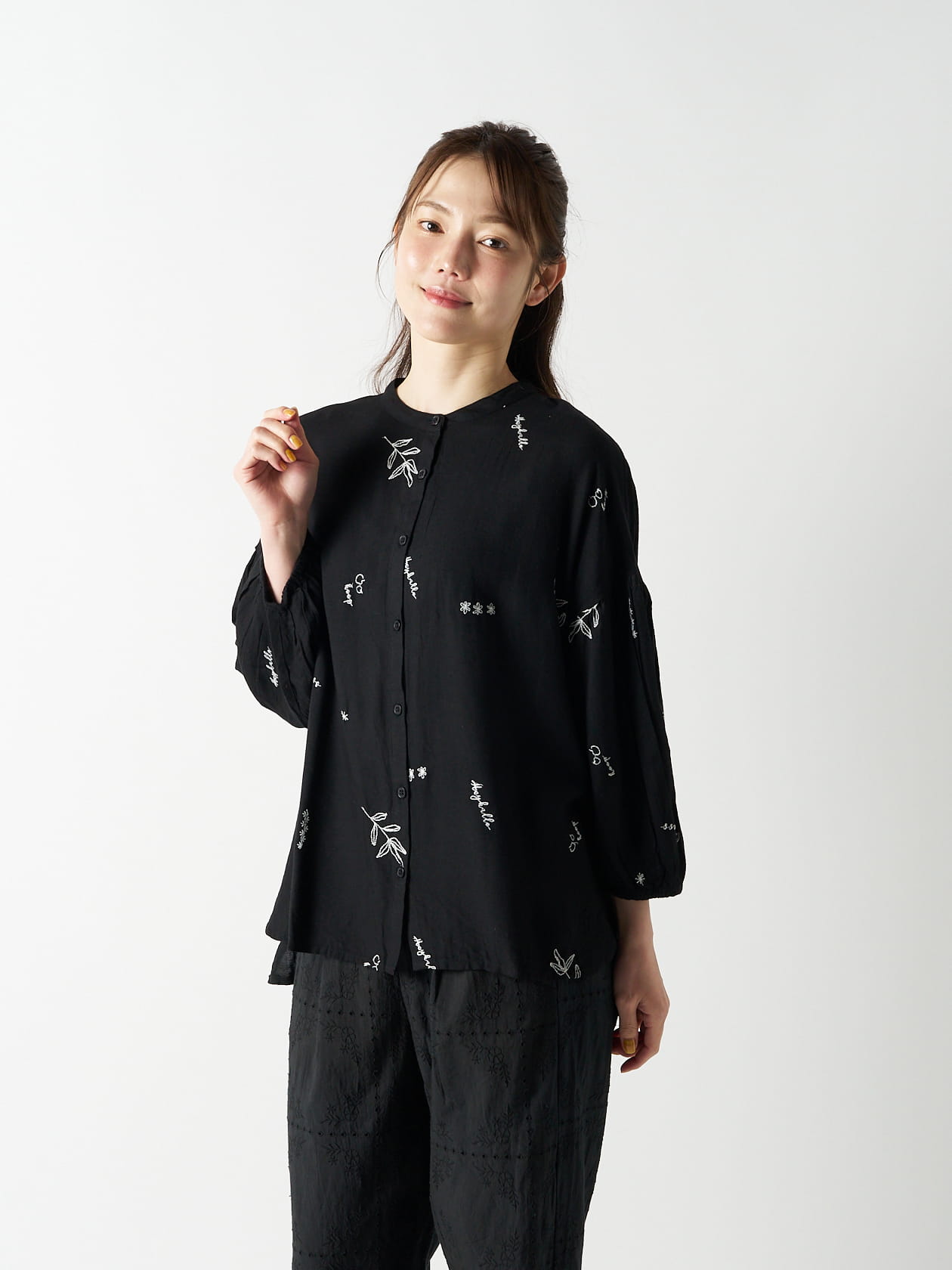 【Linelino】ギャザー手書き風刺繡ブラウス