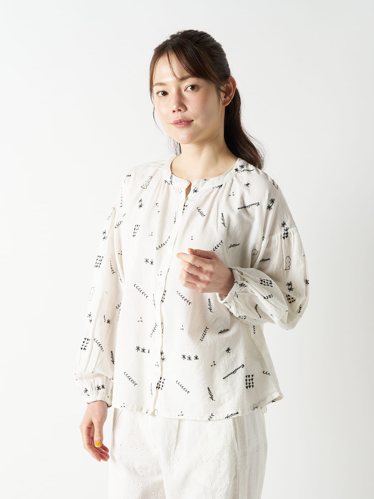 【Linelino】バンドカラーフラワーモチーフ刺繡ブラウス