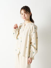 【Linelino】バンドカラーフラワーモチーフ刺繡ブラウス