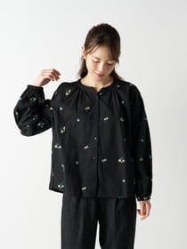 【Linelino】バンドカラーフラワーモチーフ刺繡ブラウス