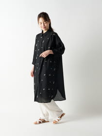 【Linelino】ショルダーギャザーフラワー刺繡ワンピ