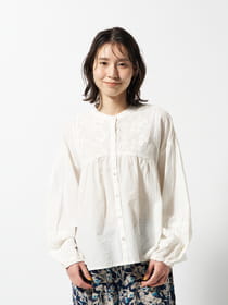 ヨーク3D刺繍ブラウス