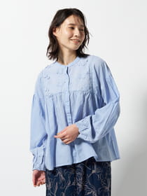 ヨーク3D刺繍ブラウス