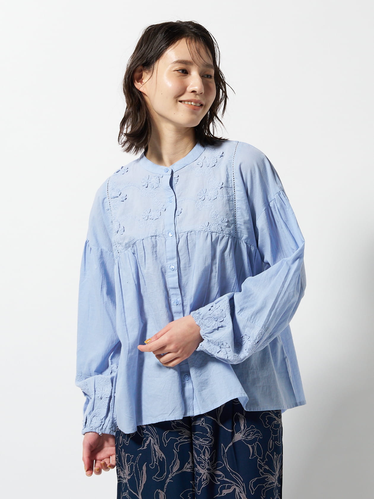 ヨーク3D刺繍ブラウス