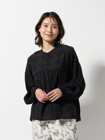 ヨーク3D刺繍ブラウス