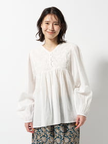 ヨークフラワー刺繍ブラウス