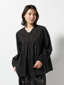 ヨークフラワー刺繍ブラウス