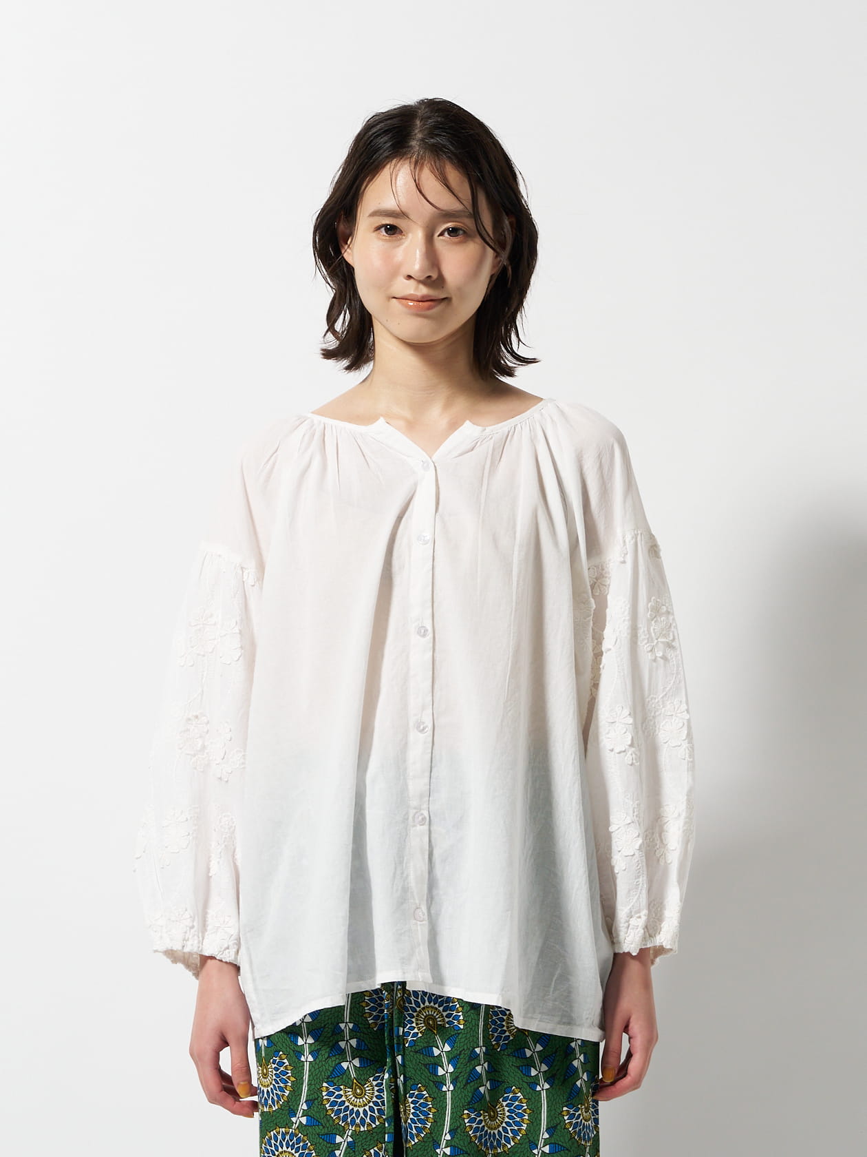 キーネック袖切り替え3D刺繍ブラウス