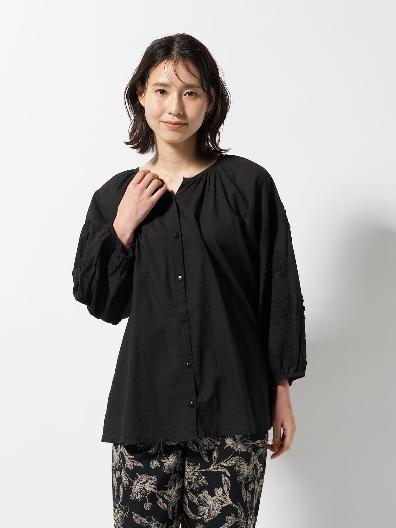 キーネック袖切り替え3D刺繍ブラウス
