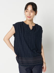 スリットネックスカラップ刺繡ブラウス