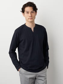 キーネックTシャツ